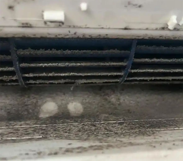 巴彦淖尔空调吹的风有股烧焦味是怎么回事